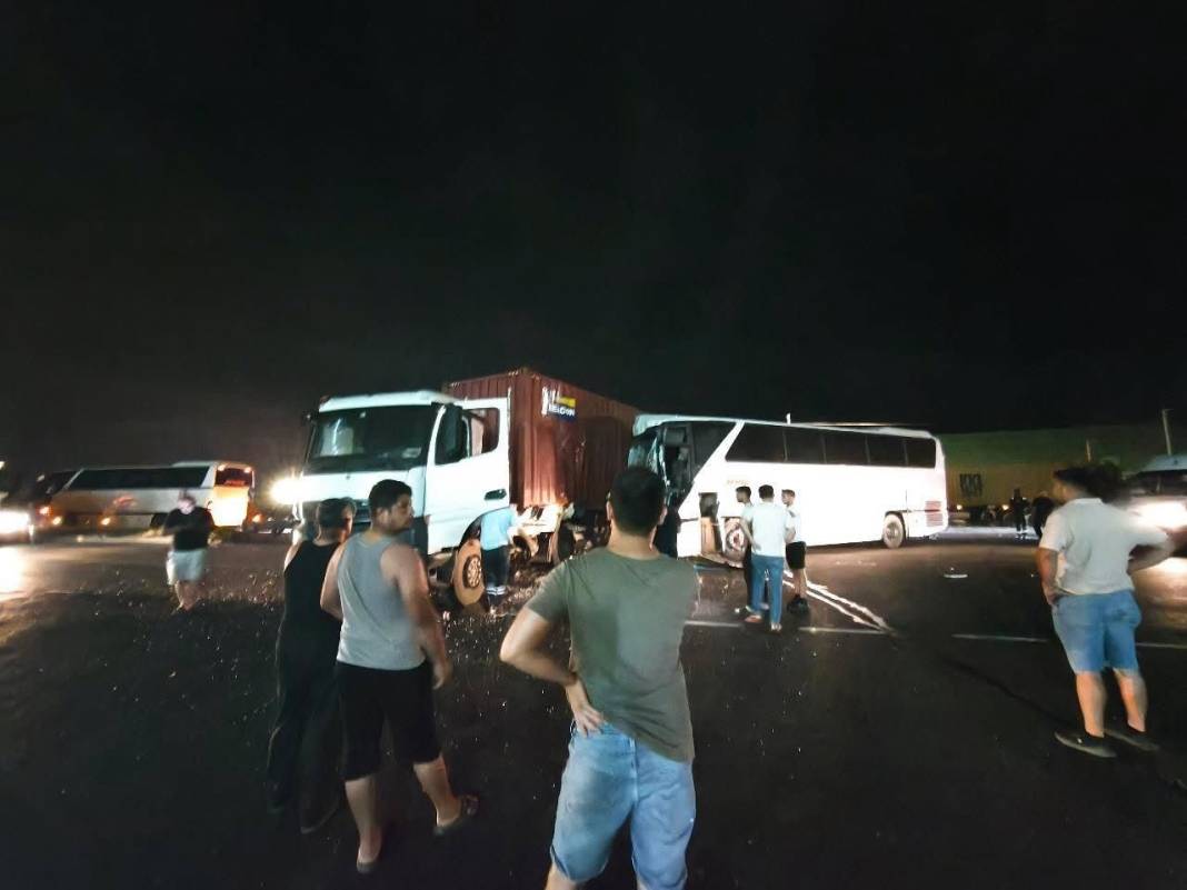 TIR ile işçi servisi çarpıştı: 12 yaralı 4